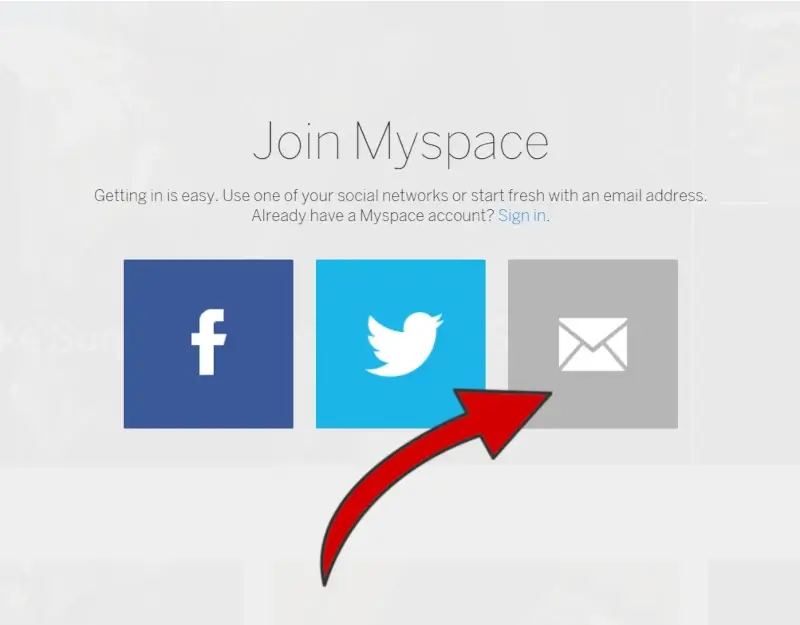 Scegli come registrarti a MySpace, ovvero tramite account Facebook o Twitter, o tramite email.